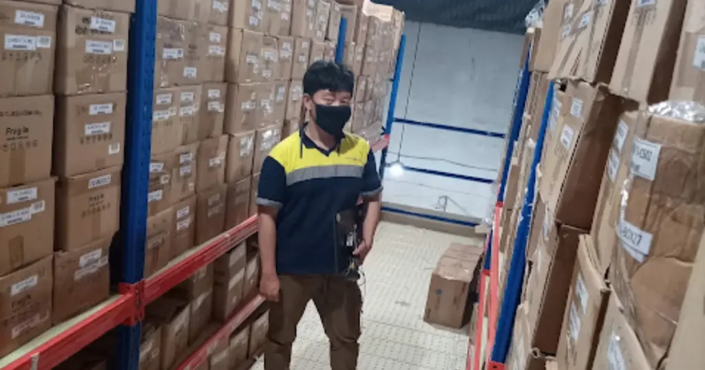 QC Staff dan Admin Warehouse Kamadjaja Logistics Ghasali Muhammad Elba